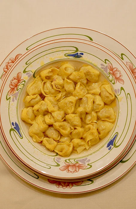 ristorante tipico di Bologna con tortellini in brodo in centro